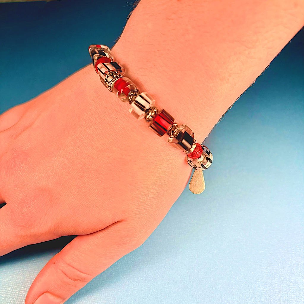 Bracelet Red Black White Striped GlassMetal Beads Silver-Tone Accent Magnetic 15$